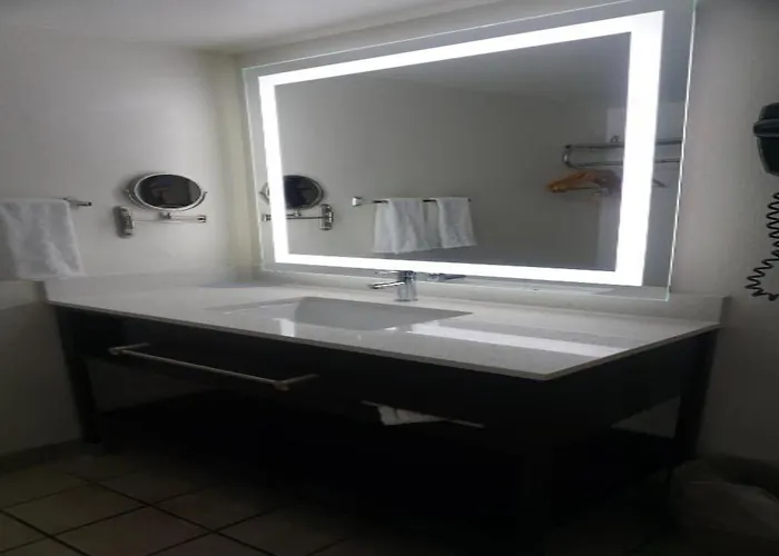 Surestay By Western Airport Hotel