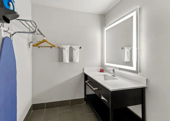 Surestay By Western Airport 3*