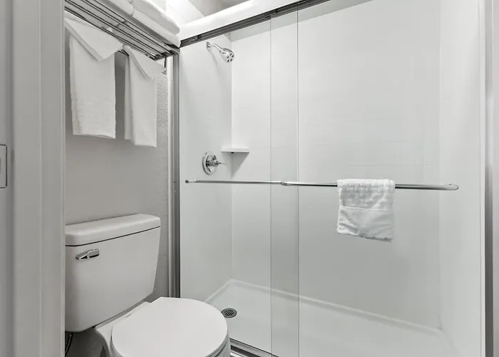 Hotel Surestay By Western Airport 3*