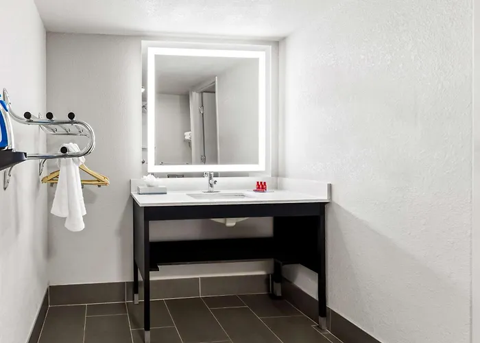 Hotel Surestay By Western Airport