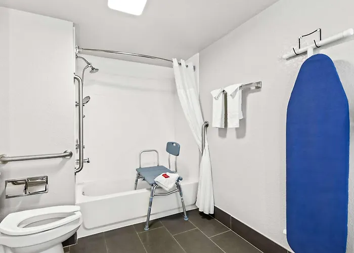 Hotel Surestay By Western Airport 3*