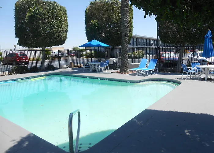 Surestay By Western Airport 3*