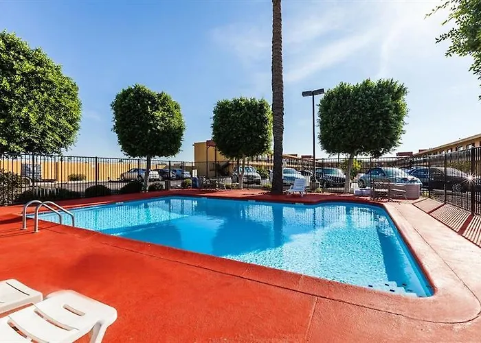 Hotel Surestay By Western Airport 3*